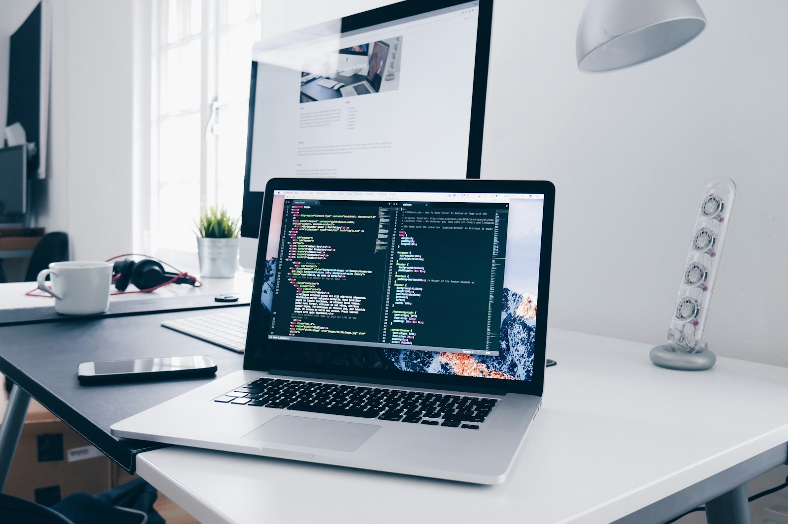 Création de site web sur poste de travail moderne